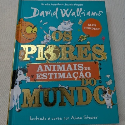 Capa de livro azul com texto e ilustrações de animais