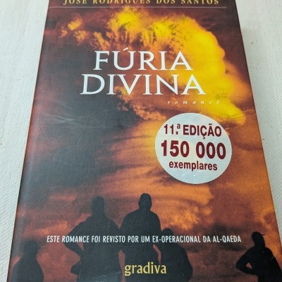 Capa de livro FÚRIA DIVINA com fundo de explosão e selo de edição