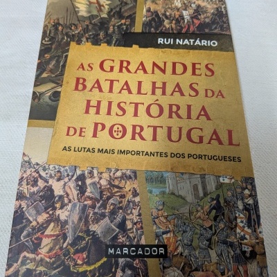 Capa de livro sobre grandes batalhas da história de Portugal com cenas de batalhas medievais e título em destaque