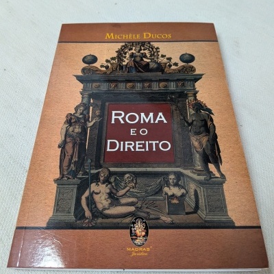 Capa de livro castanha intitulado ROMA E O DIREITO com ilustração clássica