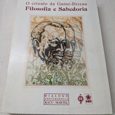 Livro O crioulo da Guiné-Bissau Filosofia e Sabedoria com ilustração de rosto e logotipos.