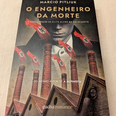 Capa do livro O ENGENHEIRO DA MORTE com chaminés e bandeiras nazis