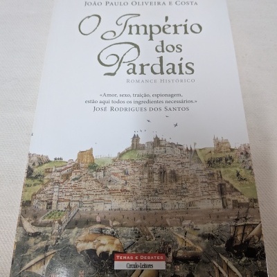 Capa do livro O Império dos Pardais com ilustração histórica e texto em português.