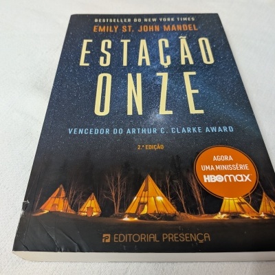 Capa do livro Estação Onze com fundo estrelado e tendas iluminadas