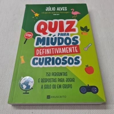 Livro 'Quiz para miúdos definitivamente curiosos' com capa verde e ilustrações coloridas.