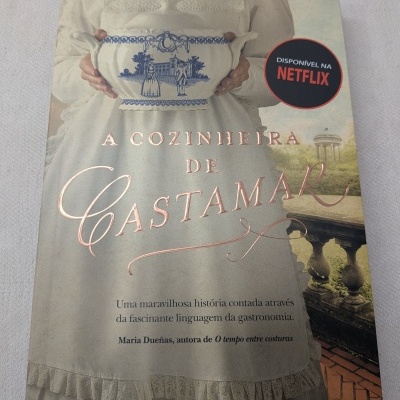 Capa de livro A Cozinheira de Castamar com figura segurando terrina com padrão azul