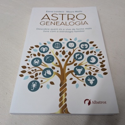 Livro ASTRO GENEALOGIA com símbolos do zodíaco em árvore estilizada na capa