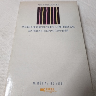 Capa de livro branca com título e autor.