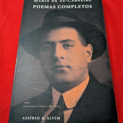 Livro Poemas Completos de Mário de Sá-Carneiro com capa preta e fotografia vintage