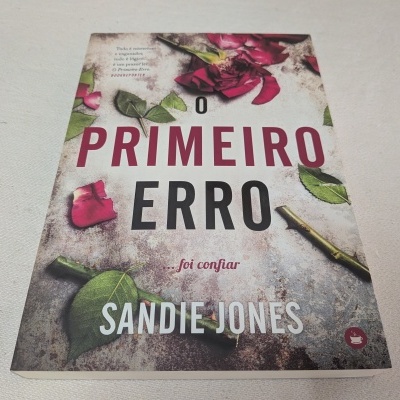 Capa de livro com texto e rosas vermelhas junto a folhas verdes.