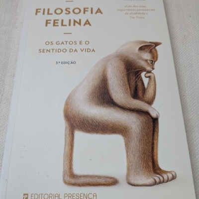 Capa do livro Filosofia Felina com ilustração de gato sentado