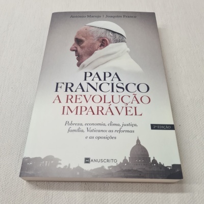 Livro Papa Francisco A Revolução Imparável com imagem do Papa e texto na capa