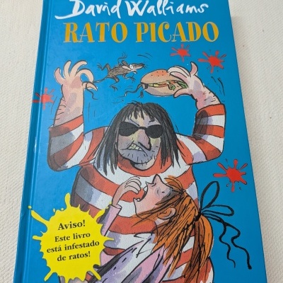 Capa de livro azul com ilustração de homem e menina, texto David Walliams RATO PICADO e aviso amarelo