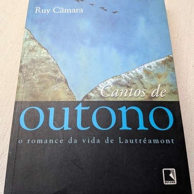 Capa de livro azul e preto com título e autoria e logo da editora