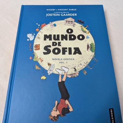 Capa azul de livro O Mundo de Sofia com ilustração e texto