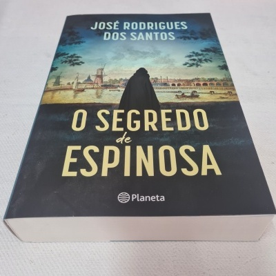 Livro 'O Segredo de Espinosa' com capa ilustrada e texto visível