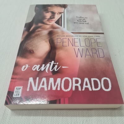Capa do livro O anti-namorado de Penelope Ward com imagem de homem sem camisa e texto visível