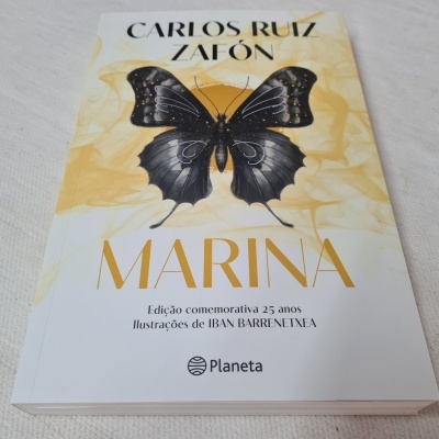 Capa do livro 'MARINA' de Carlos Ruiz Zafón com borboleta preta e detalhes amarelos