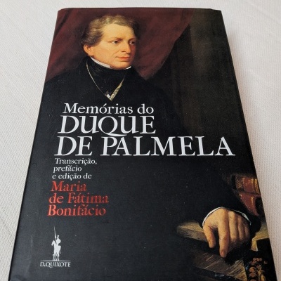 Capa de livro preto com pintura clássica e textos em branco e vermelho