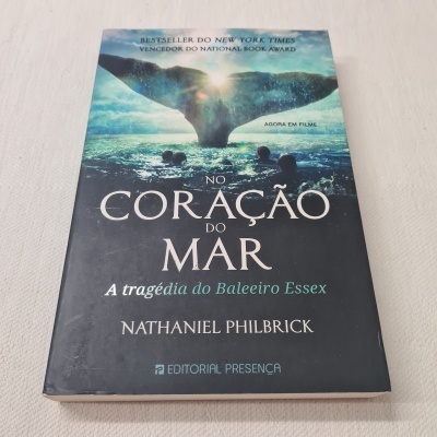 Capa do livro 'No Coração do Mar' com imagem de baleia e mar