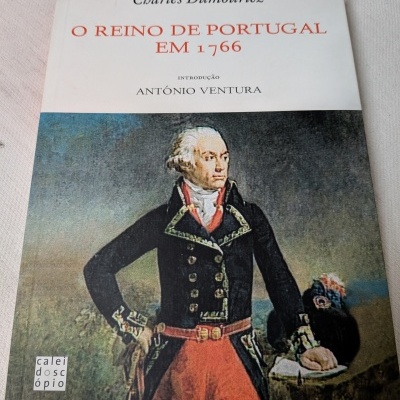 Capa de livro com pintura de homem em uniforme militar e texto editorial
