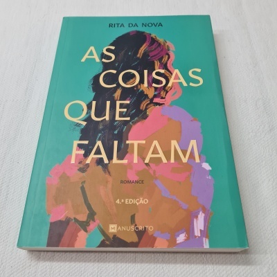 Capa de livro verde com ilustração abstrata colorida e texto