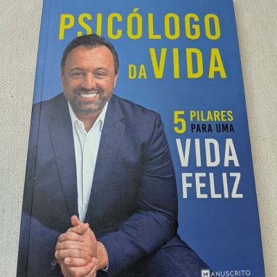 Capa de livro azul com homem sorridente e texto em amarelo e branco