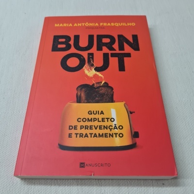 Livro BURN OUT com torradeira amarelo e pão em chamas na capa