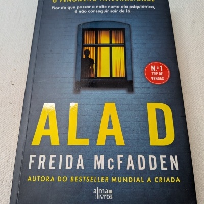Capa do livro Ala D com janela e figura atrás da cortina