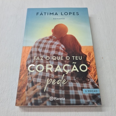 Capa do livro 'Faz o que o teu coração pede' mostrando casal abraçado e título em destaque
