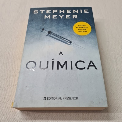 Livro A Química de Stephenie Meyer com capa azul e branca e selo amarelo