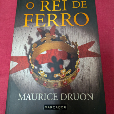 Capa de livro O Rei de Ferro com coroa dourada e fundo vermelho.