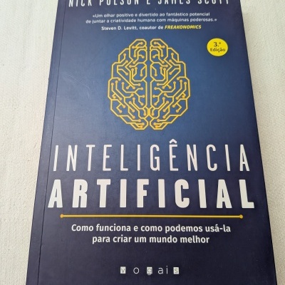 Livro capa azul escura com cérebro amarelo e texto sobre inteligência artificial