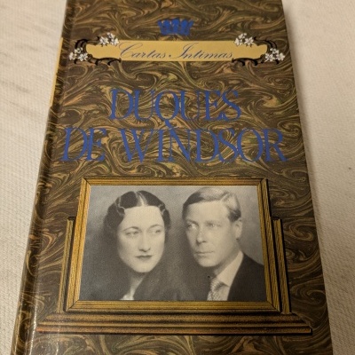 Capa de livro Cartas Íntimas DUQUES DE WINDSOR com fotografia de casal emoldurada