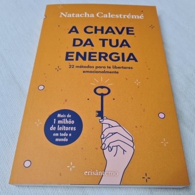 Capa do livro 'A CHAVE DA TUA ENERGIA' com ilustração de mão segurando chave
