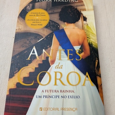 Capa do livro Antes da Coroa com mulher de costas em vestido branco e faixa azul