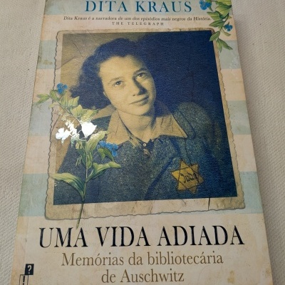 Capa de livro Uma Vida Adiada com fotografia antiga de mulher e detalhes florais