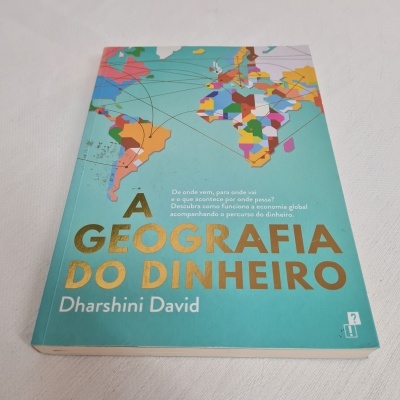 Livro A Geografia do Dinheiro com capa azul e mapa colorido