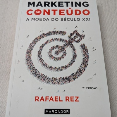 Capa de livro Marketing de Conteúdo em branco com ilustração de pessoas formando um alvo.