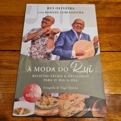 Capa do livro 'À MODA DO Rui' com imagens dos autores e pratos de comida