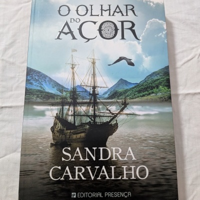 Capa de livro O OLHAR DO AÇOR com navio antigo no mar e montanhas ao fundo