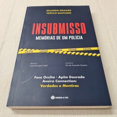 Capa do livro 'INSUBMISSO MEMÓRIAS DE UM POLÍCIA' com design em preto, vermelho e amarelo