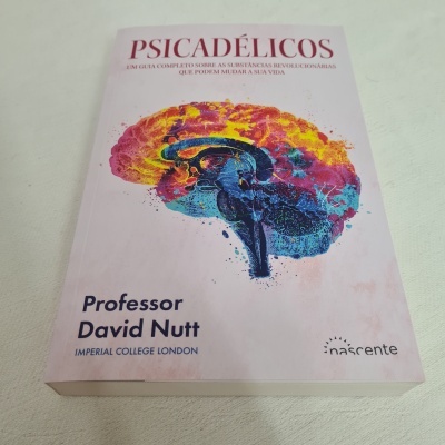 Capa do livro Psicadélicos com cérebro colorido e texto