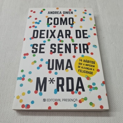 Capa de livro branco com pontos coloridos e texto em preto e amarelo