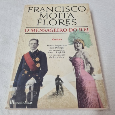 Capa de livro 'O Mensageiro do Rei' com imagens de homem militar e mulher elegante