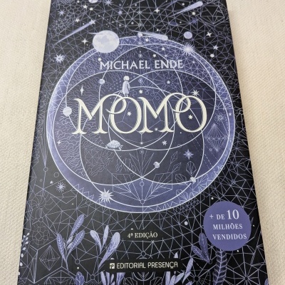 Capa do livro Momo de Michael Ende com desenhos de constelações e texto destacando vendas