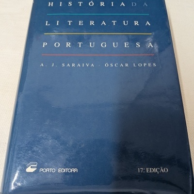 Livro História da Literatura Portuguesa com capa azul e texto branco e linhas coloridas.