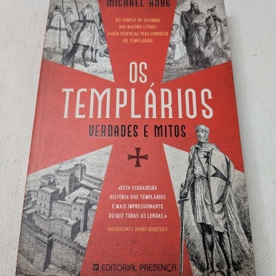 Capa do livro Os Templários Verdades e Mitos de Michael Haag em vermelho e cinzento