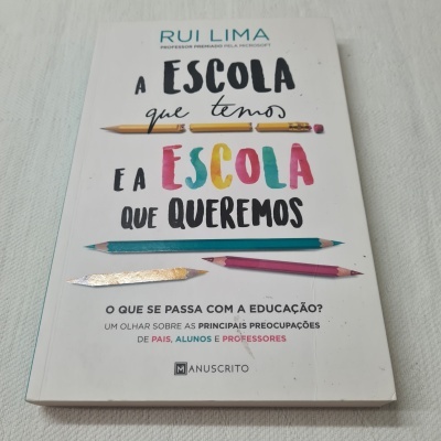 Capa de livro branca com título colorido e ilustrações de lápis