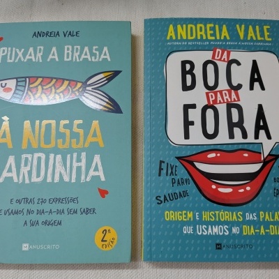 Dois livros com capas azuis e ilustrações distintas.